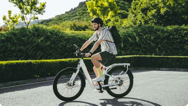 NIU E バイクに乗っている男性の写真。 